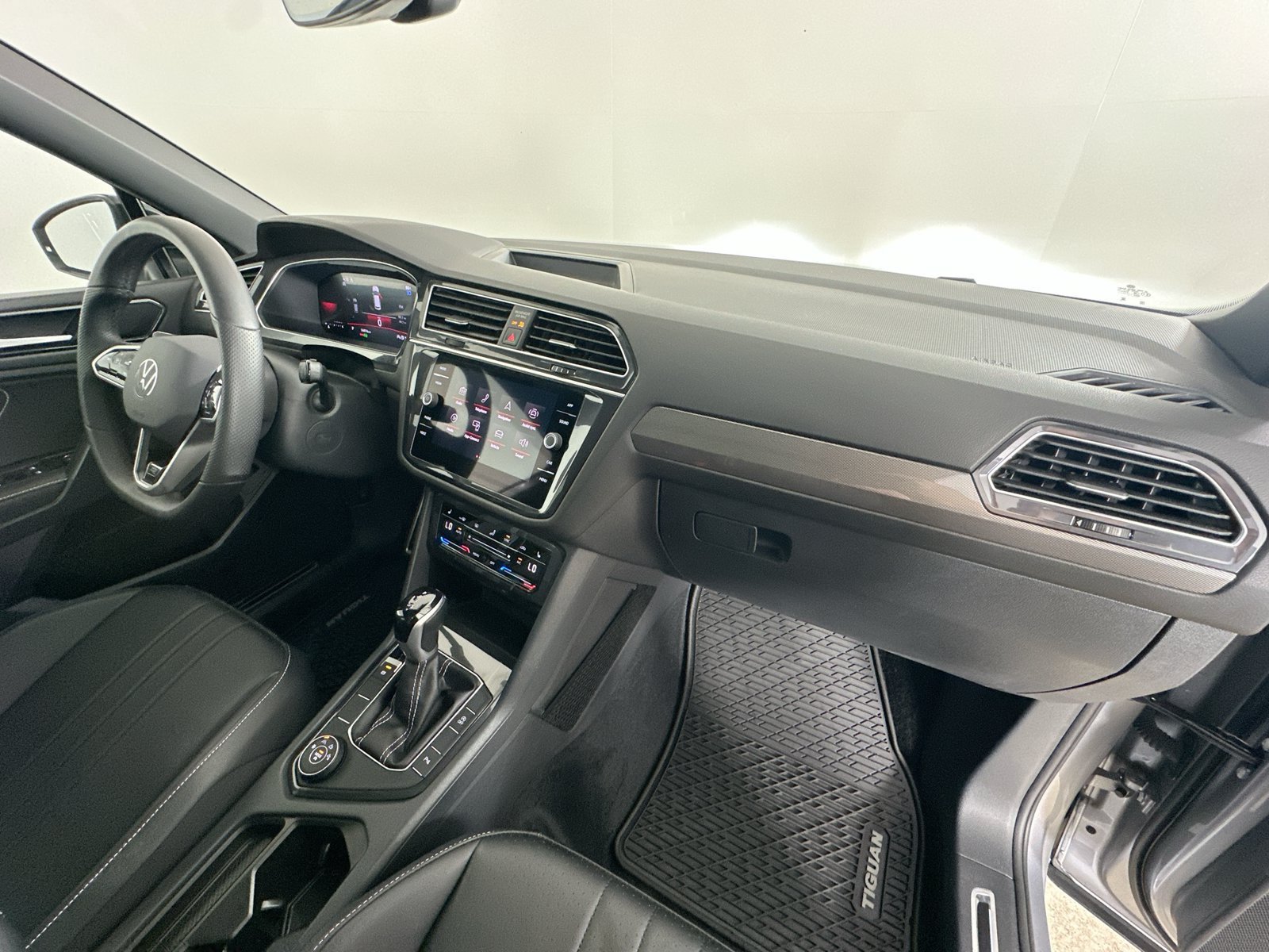 Used 2024 Volkswagen Tiguan SE R-Line AWD/4WD image 45