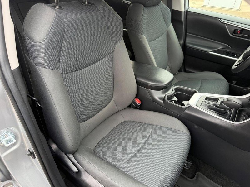 Used 2021 Toyota RAV4 LE image 10
