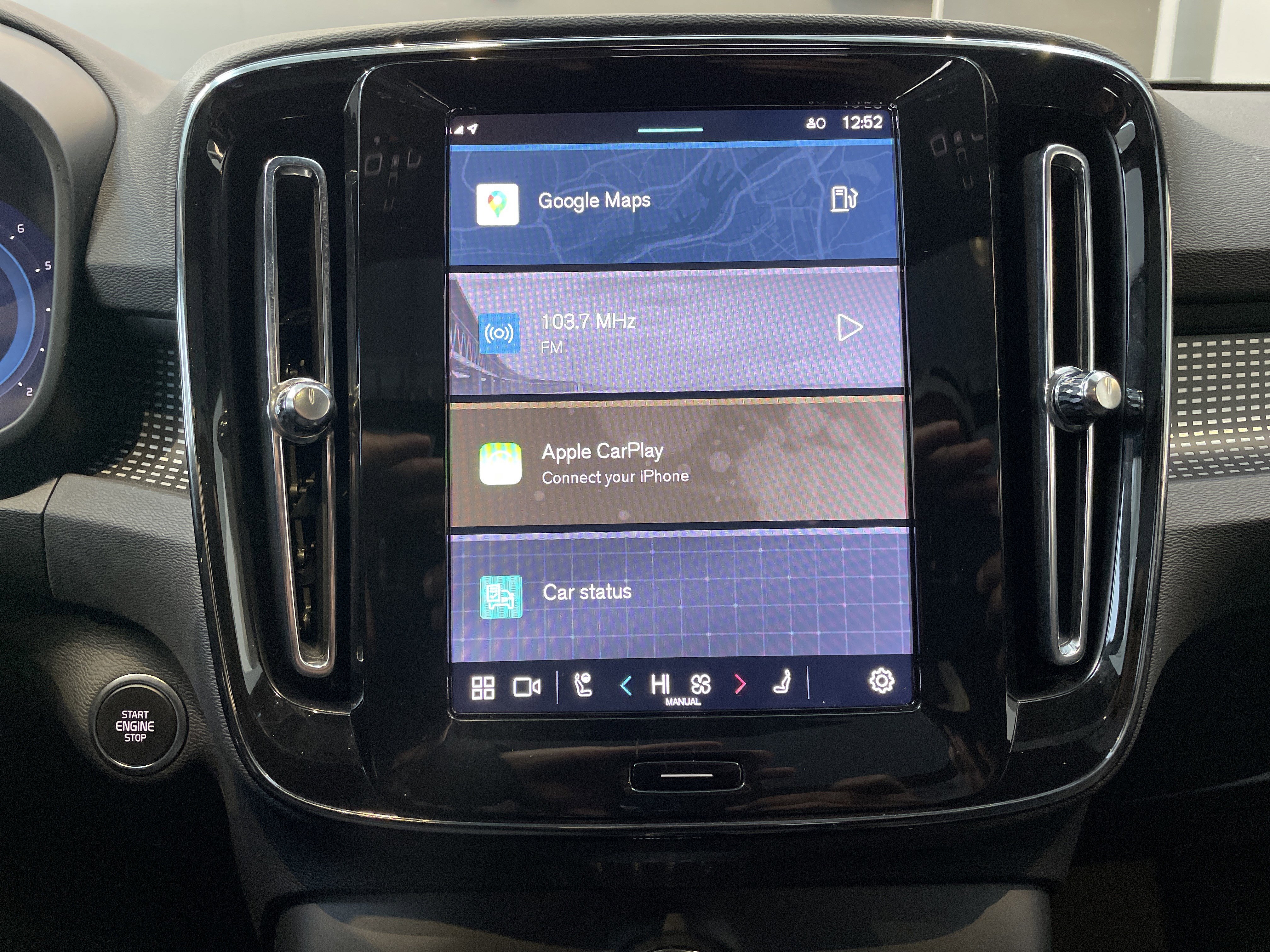 Used 2025 Volvo XC40 B5 Plus image 24