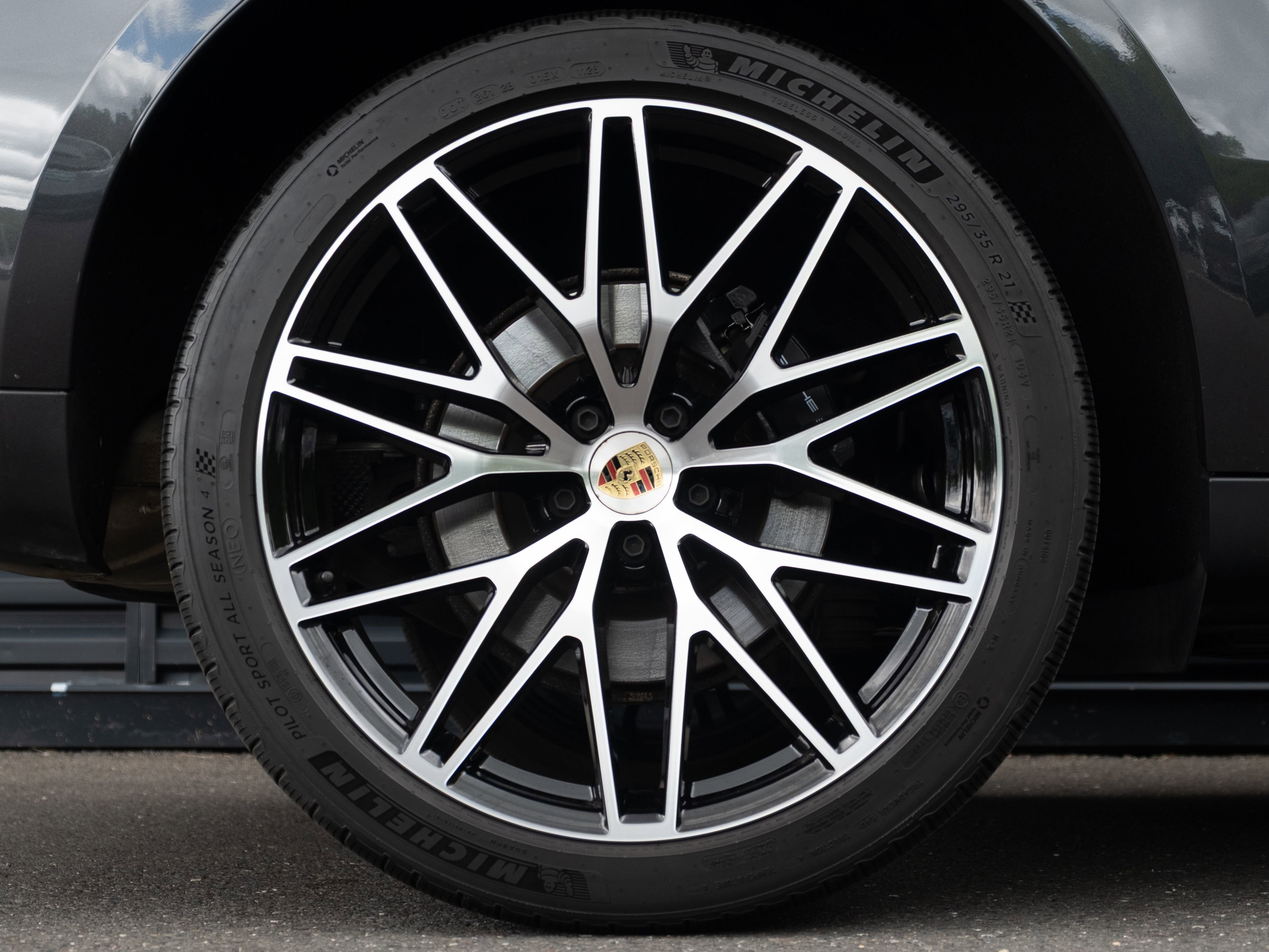 Certified 2023 Porsche Macan AWD/4WD image 14