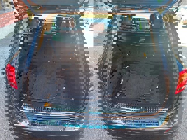 Used 2013 Volkswagen Touareg Sport image 11