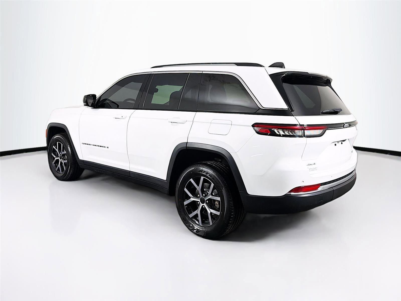 Used 2023 Jeep Grand Cherokee Limited image 5
