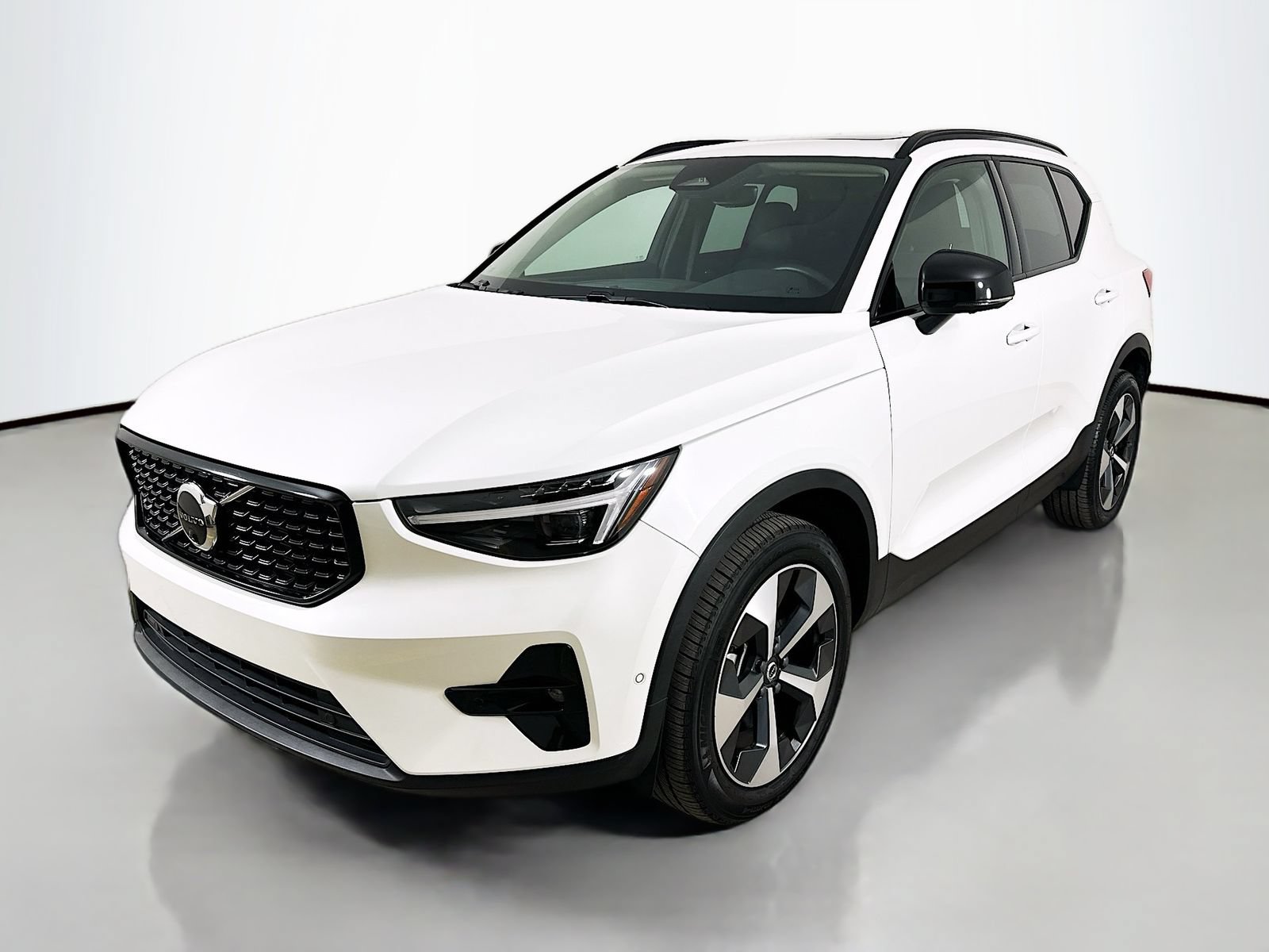 Used 2026 Volvo XC40 B5 Plus AWD/4WD image 1