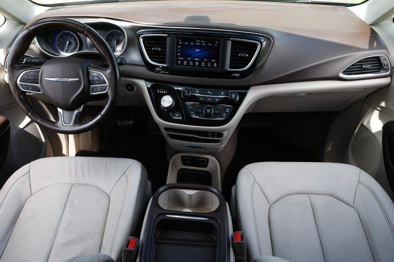 Used 2018 Chrysler Pacifica Touring-L FWD image 2