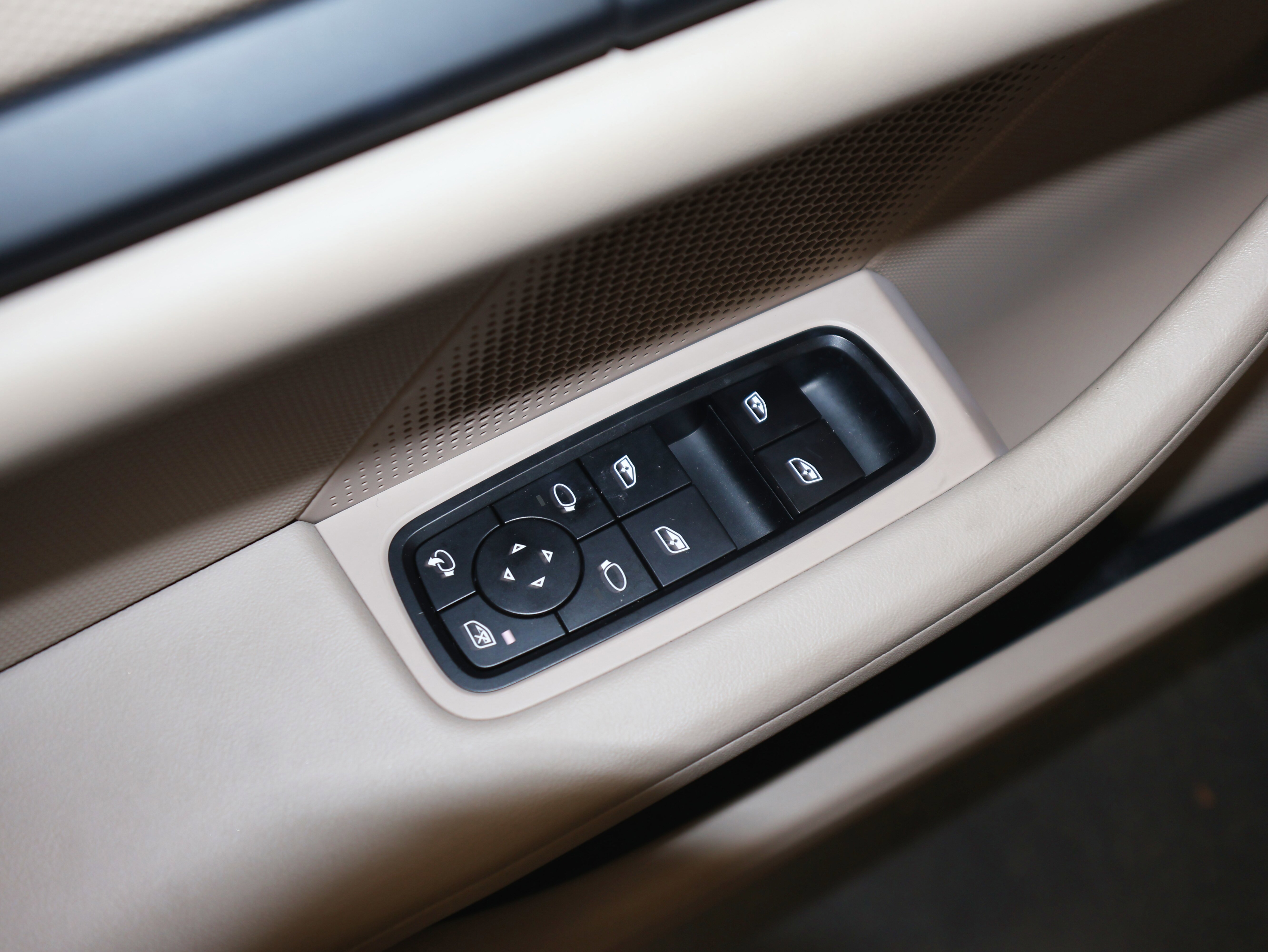 Used 2022 Porsche Taycan 4S image 24