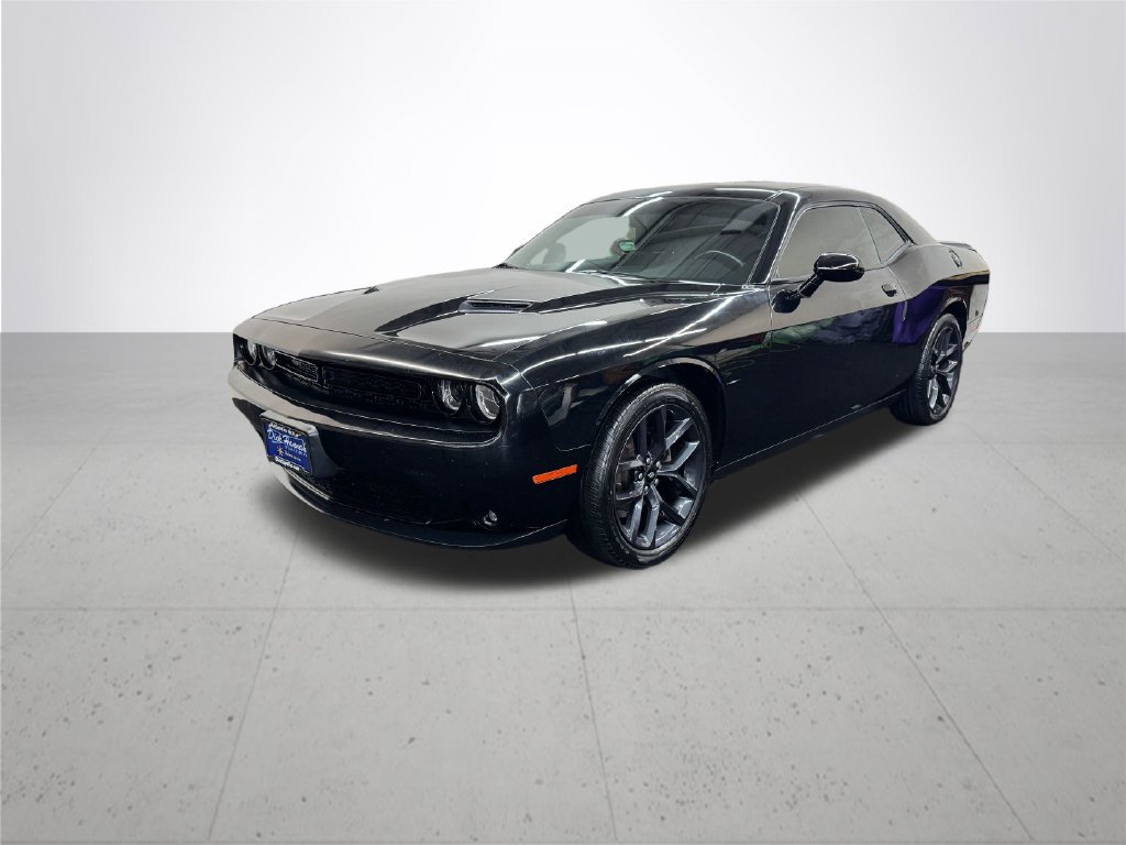 Used 2019 Dodge Challenger SXT w/ Blacktop Package RWD image 2
