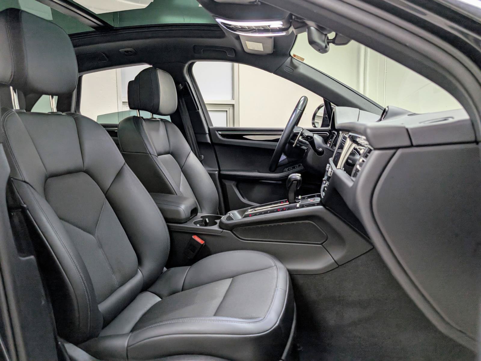 Used 2024 Porsche Macan AWD/4WD image 25