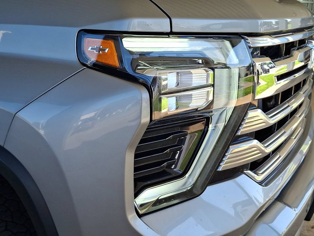 Certified 2025 Chevrolet Silverado 2500 High Country w/ Technology Package AWD/4WD image 9