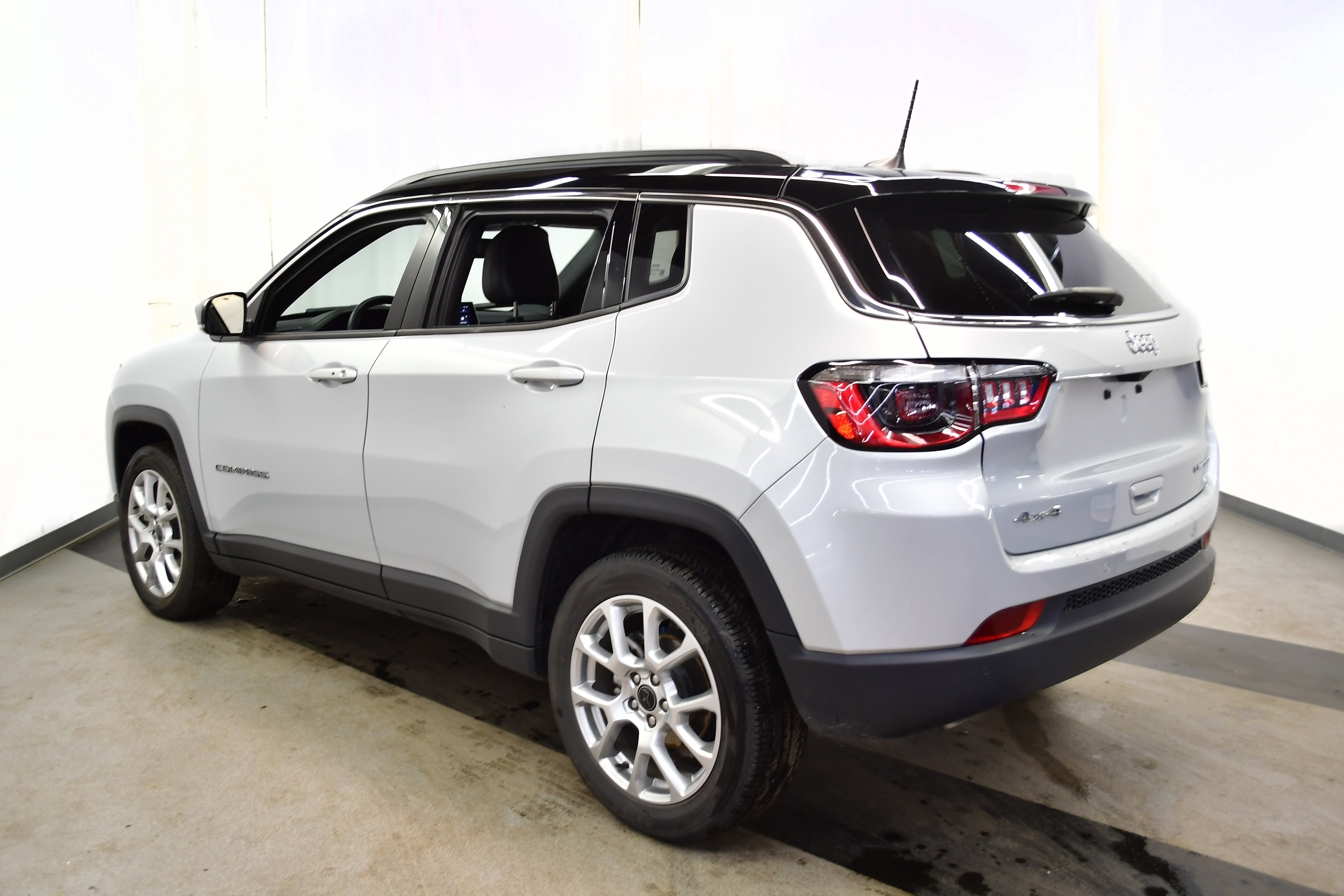 Used 2025 Jeep Compass Trailhawk image 5