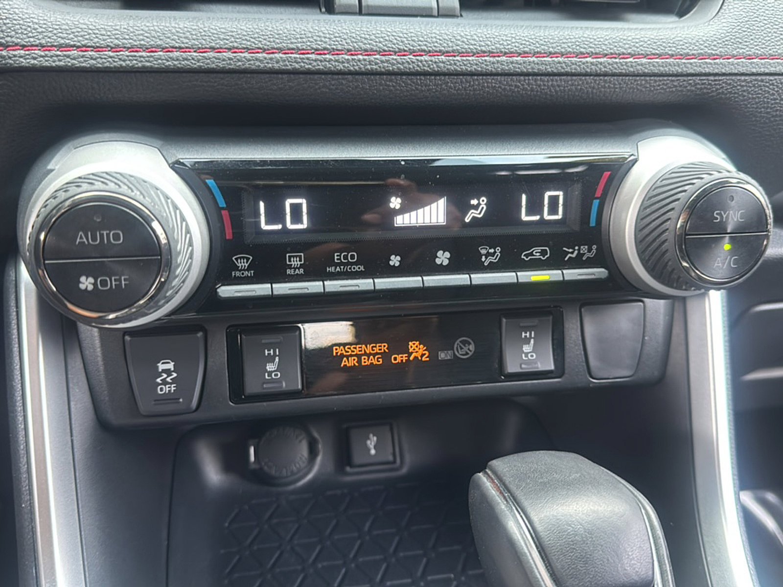 Used 2022 Toyota RAV4 SE w/ Weather & Moonroof Package AWD/4WD image 35