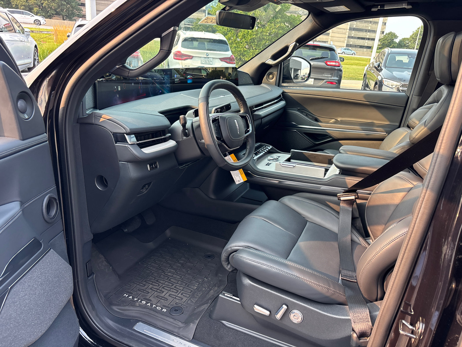 New 2027 Lincoln Navigator Reserve w/ Jet Appearance Package AWD/4WD image 24
