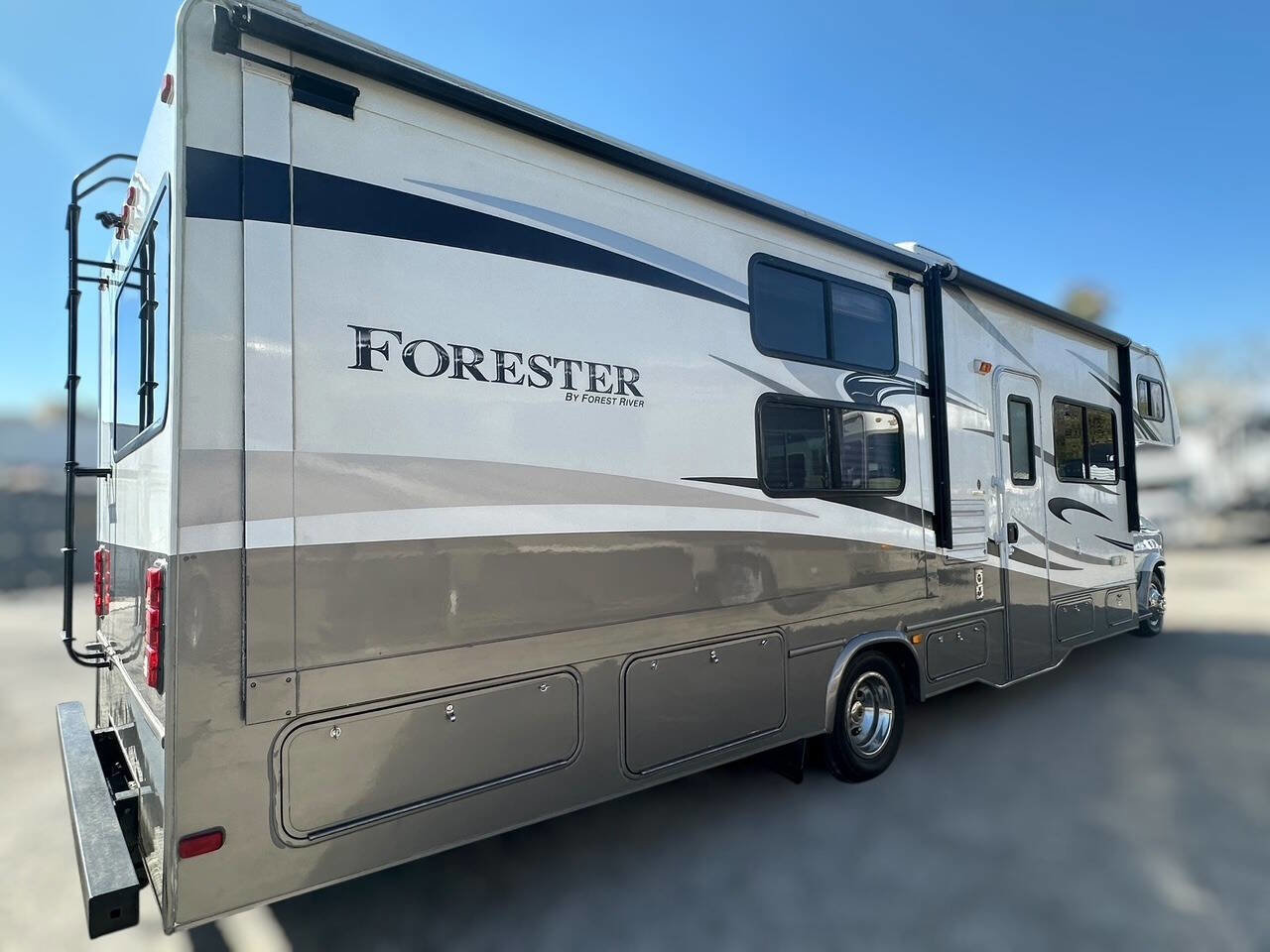 Used 2015 Ford E-450 and Econoline 450 Super Duty w/ Motorhome Prep Package image 2