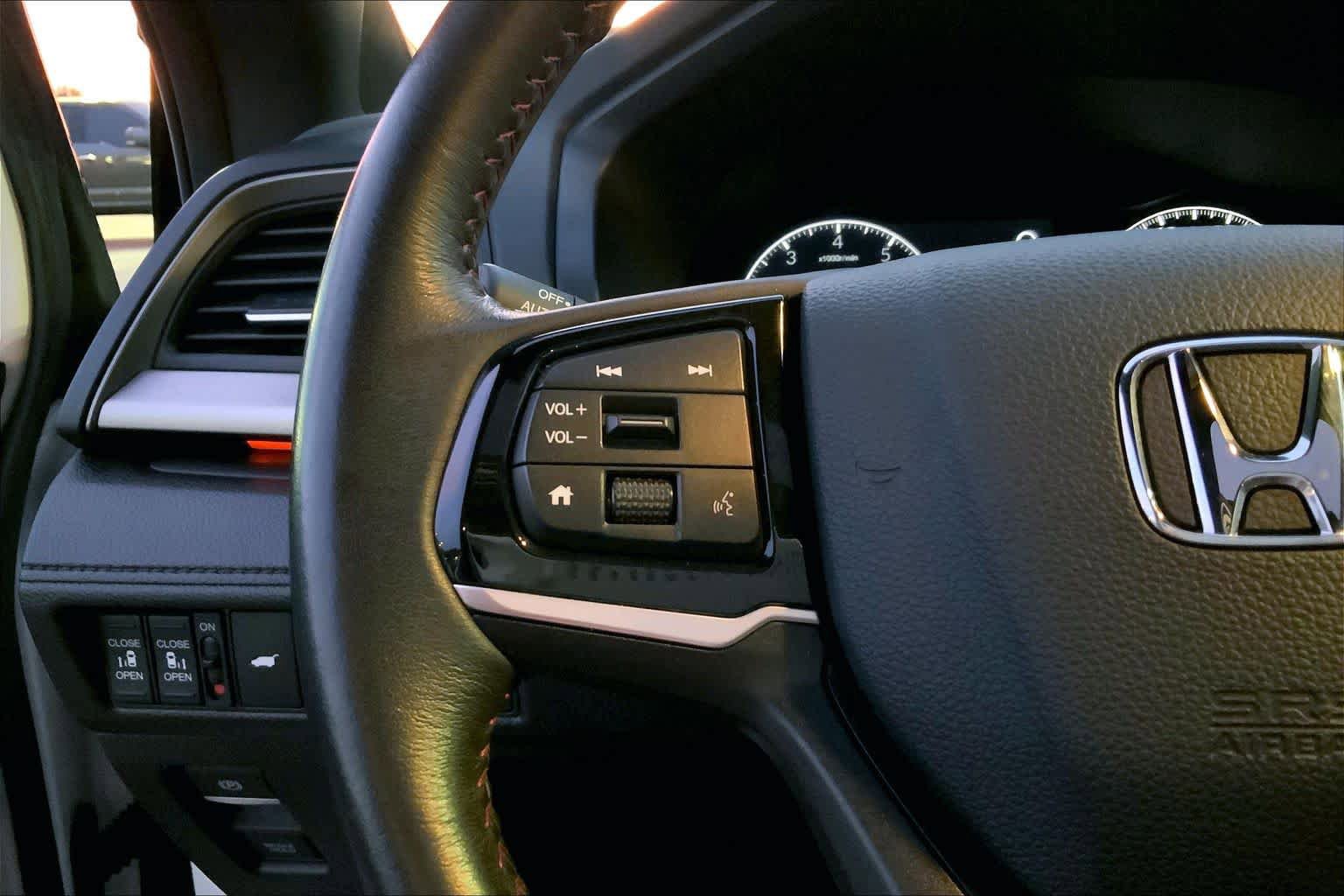 Used 2025 Honda Odyssey Sport-L image 23