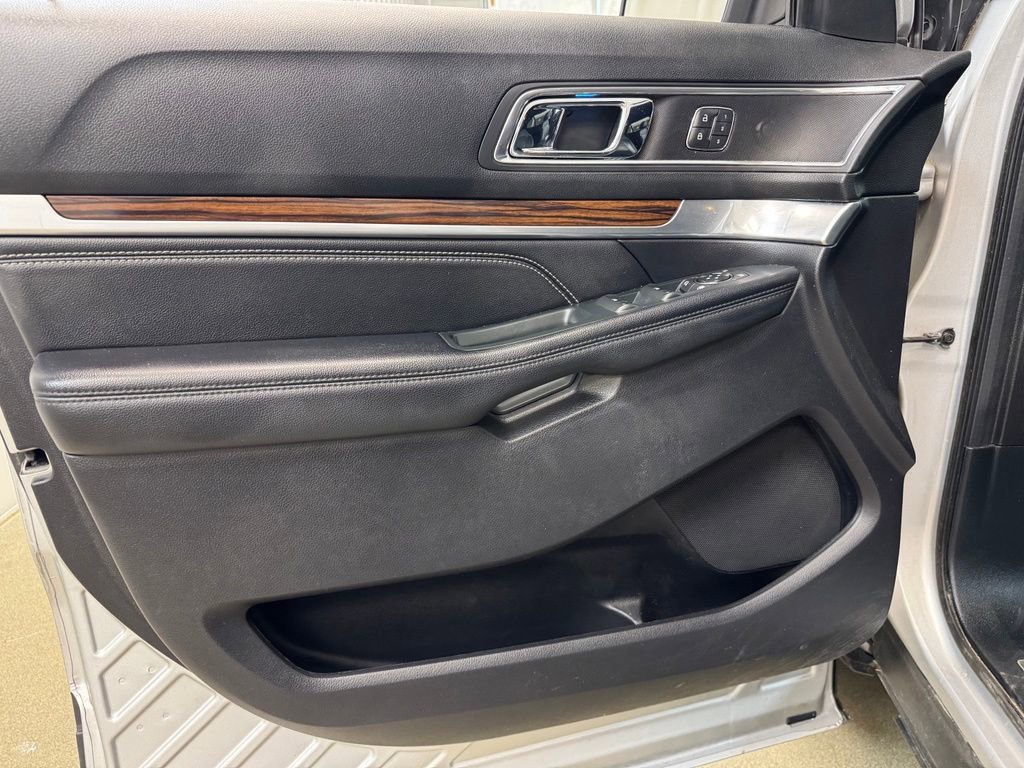 Used 2018 Ford Explorer Limited w/ Equipment Group 301A FWD image 8