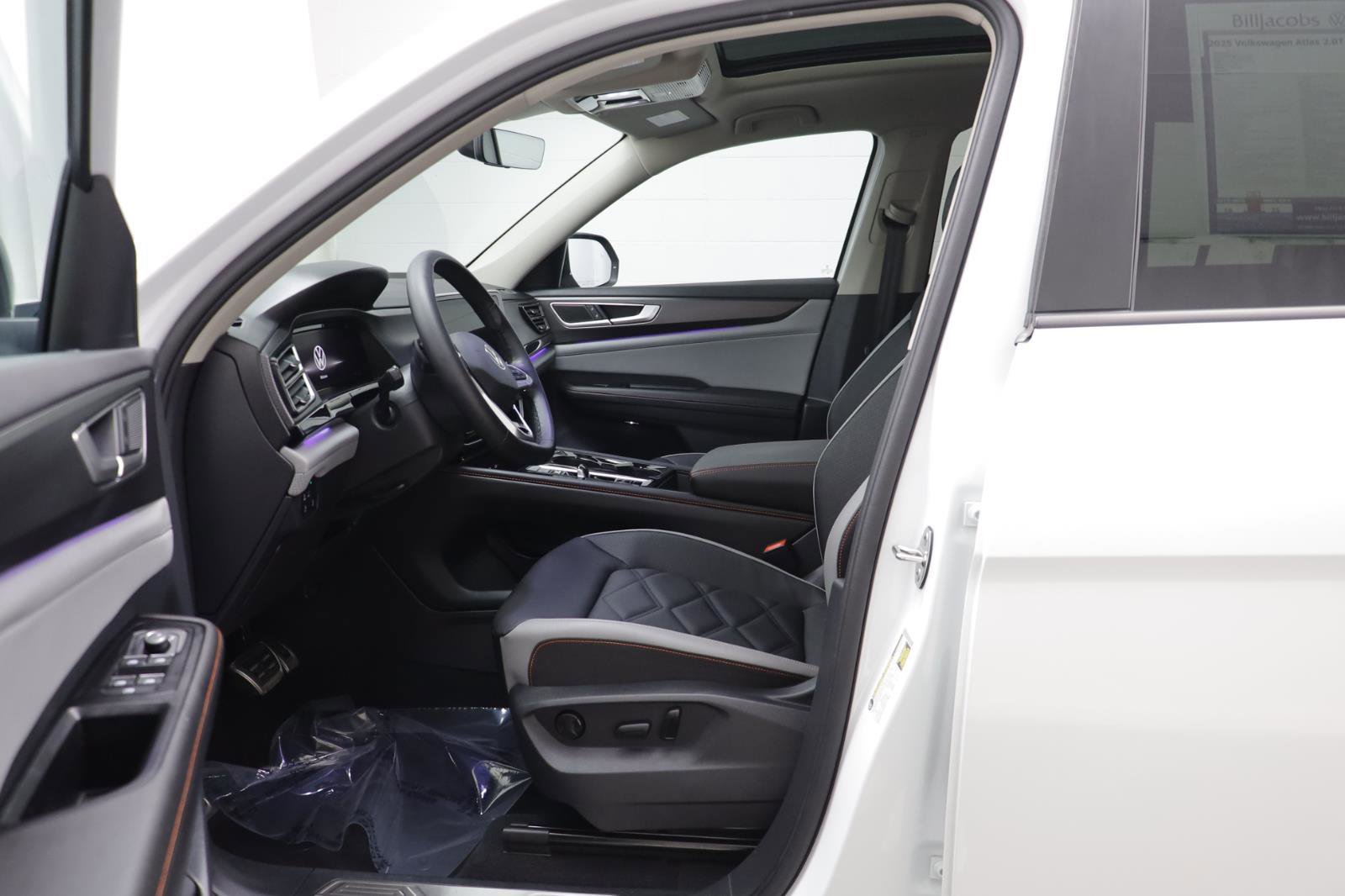 Used 2025 Volkswagen Atlas Peak Edition SE image 5