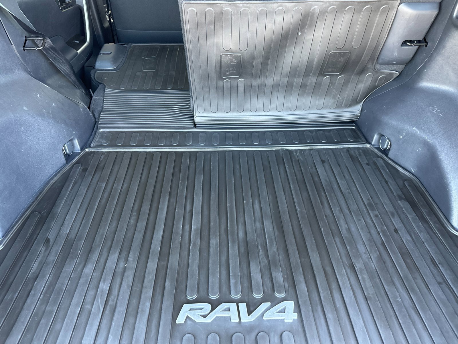 Used 2022 Toyota RAV4 LE image 15