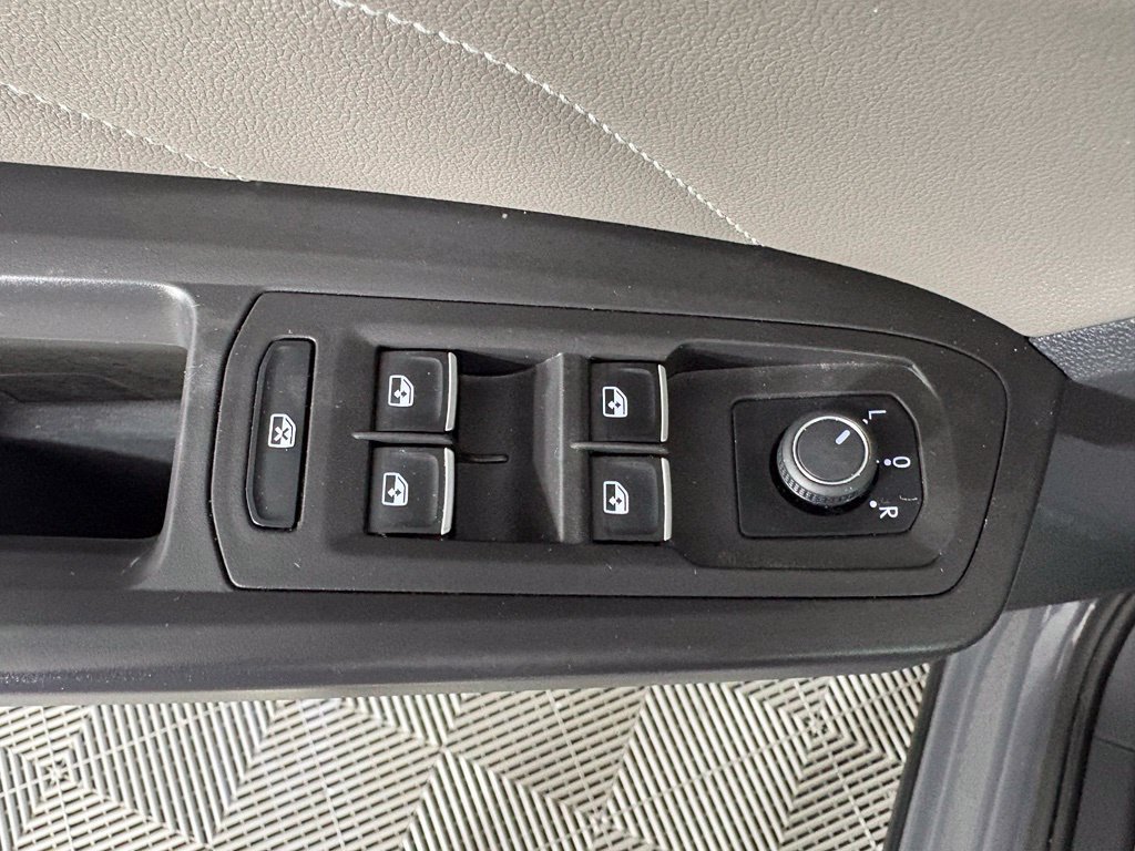 Used 2023 Volkswagen Atlas Cross Sport SEL R-Line AWD/4WD image 15