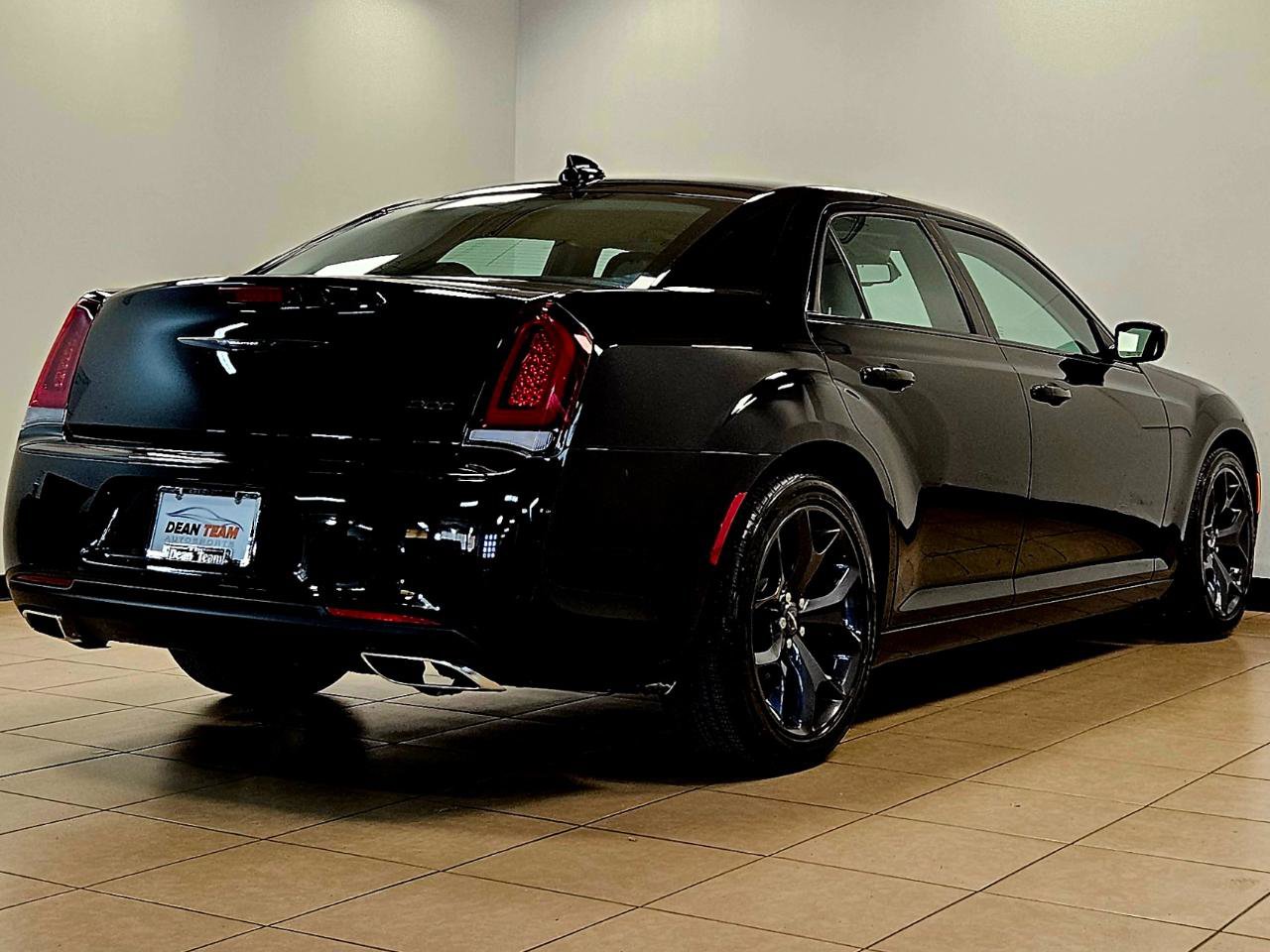 Used 2020 Chrysler 300 Touring w/ Sport Appearance Package image 4