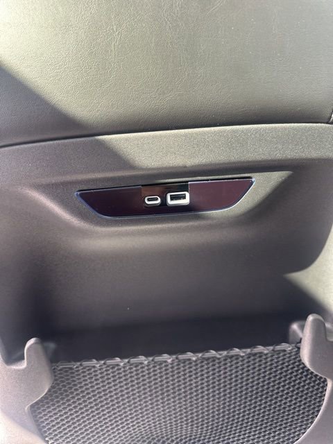 Used 2024 Chrysler Pacifica Limited image 12