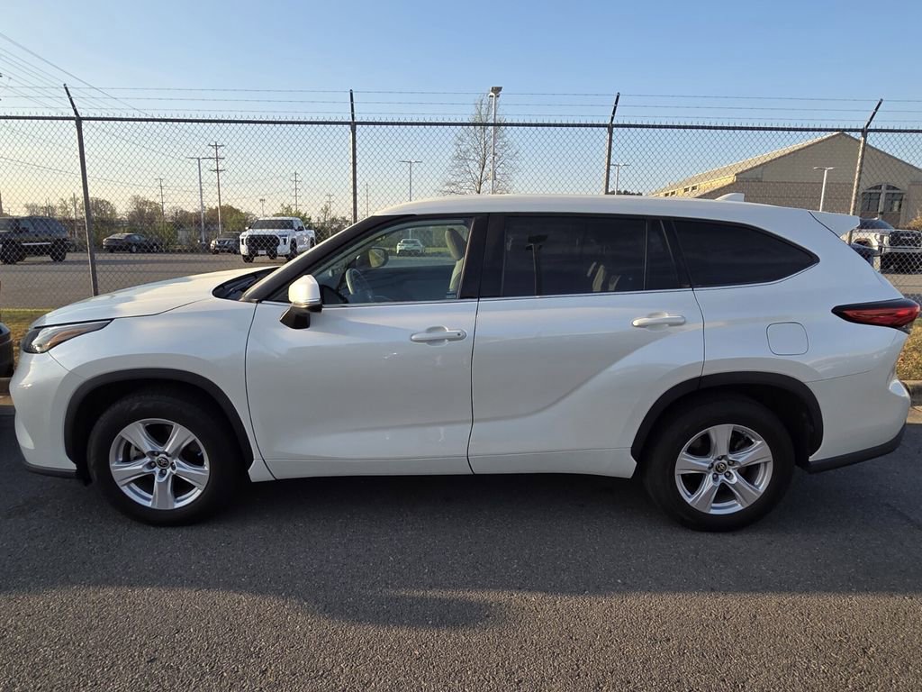 Used 2021 Toyota Highlander L image 2