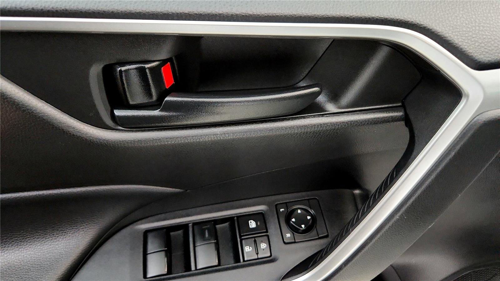 Used 2022 Toyota RAV4 LE image 23