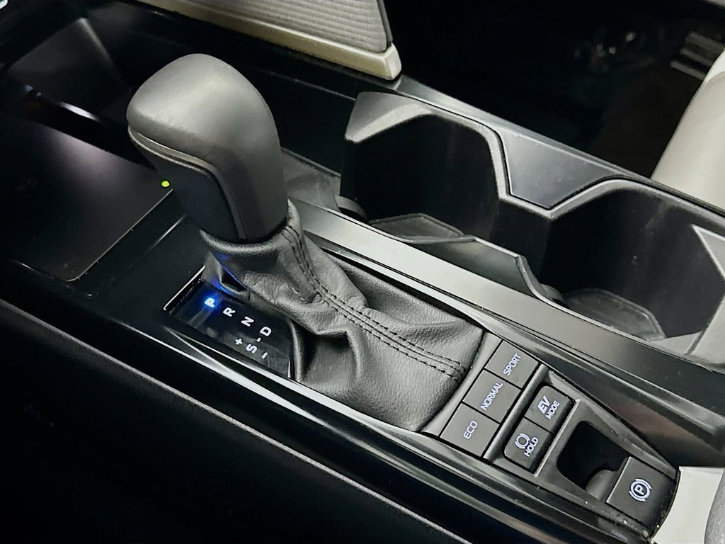 Used 2025 Toyota Camry SE w/ Convenience Package image 30