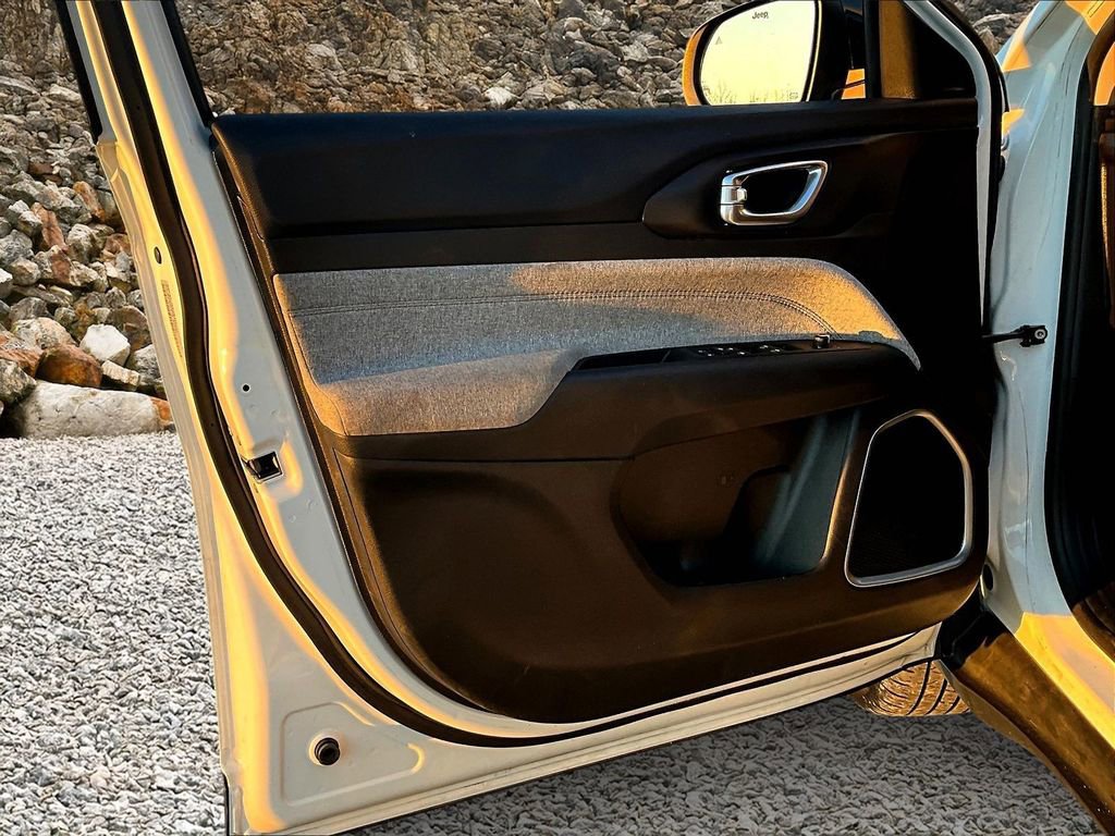 Used 2022 Jeep Compass Latitude image 18