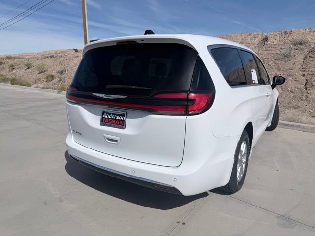 Used 2024 Chrysler Pacifica Touring-L image 8