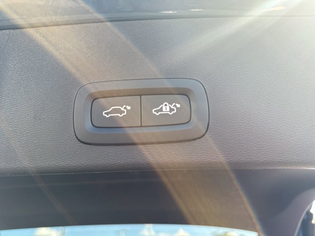 Used 2024 Volvo XC40 B5 Core image 42