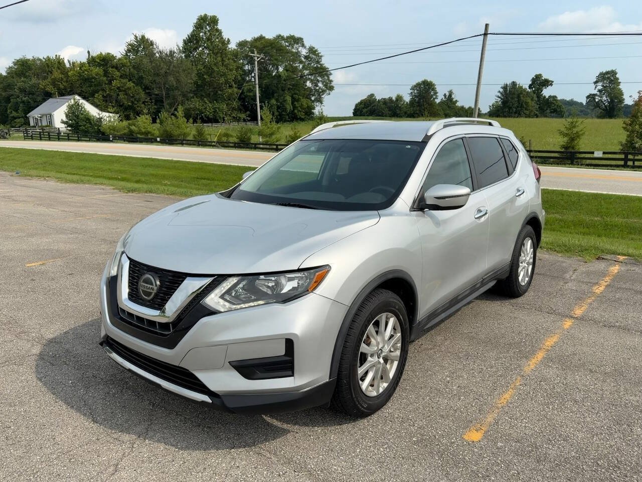 Used 2018 Nissan Rogue SV FWD image 1