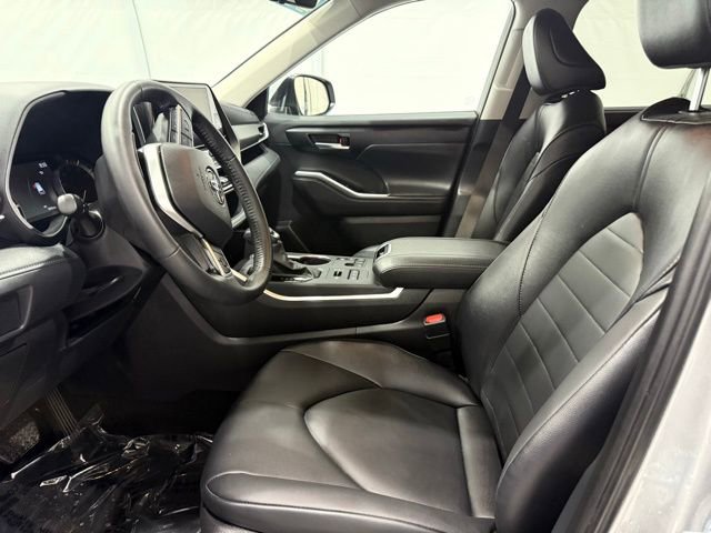 Used 2025 Toyota Highlander Platinum image 12