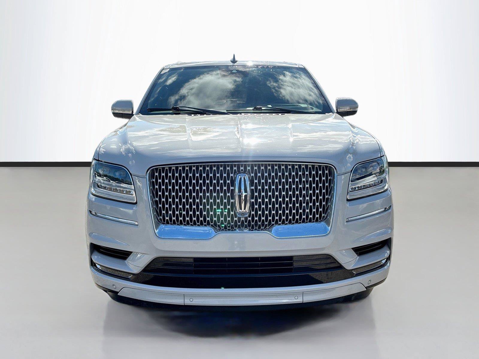 Used 2021 Lincoln Navigator L Reserve AWD/4WD image 2