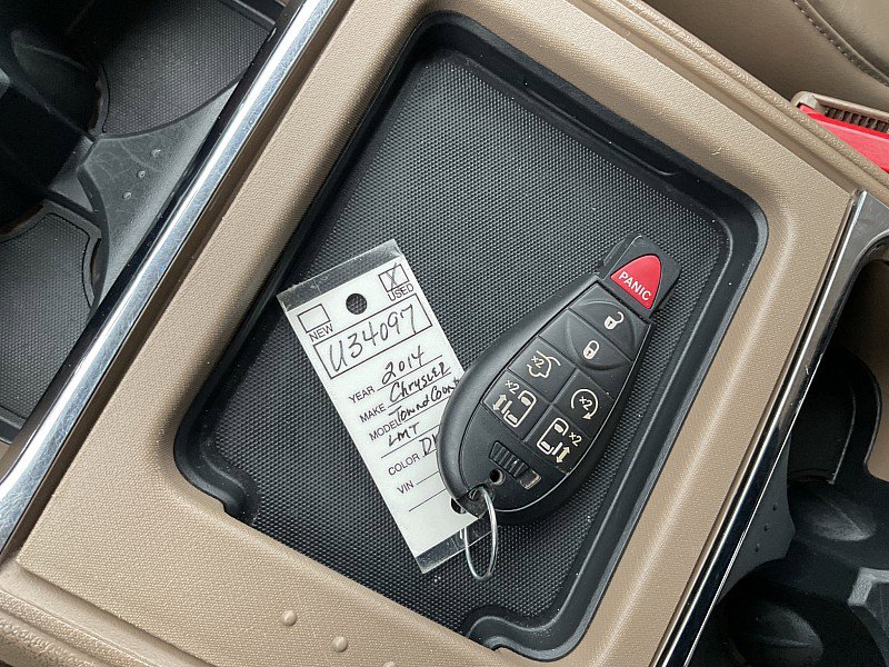 Used 2014 Chrysler Town & Country Limited w/ Luxury Group image 33