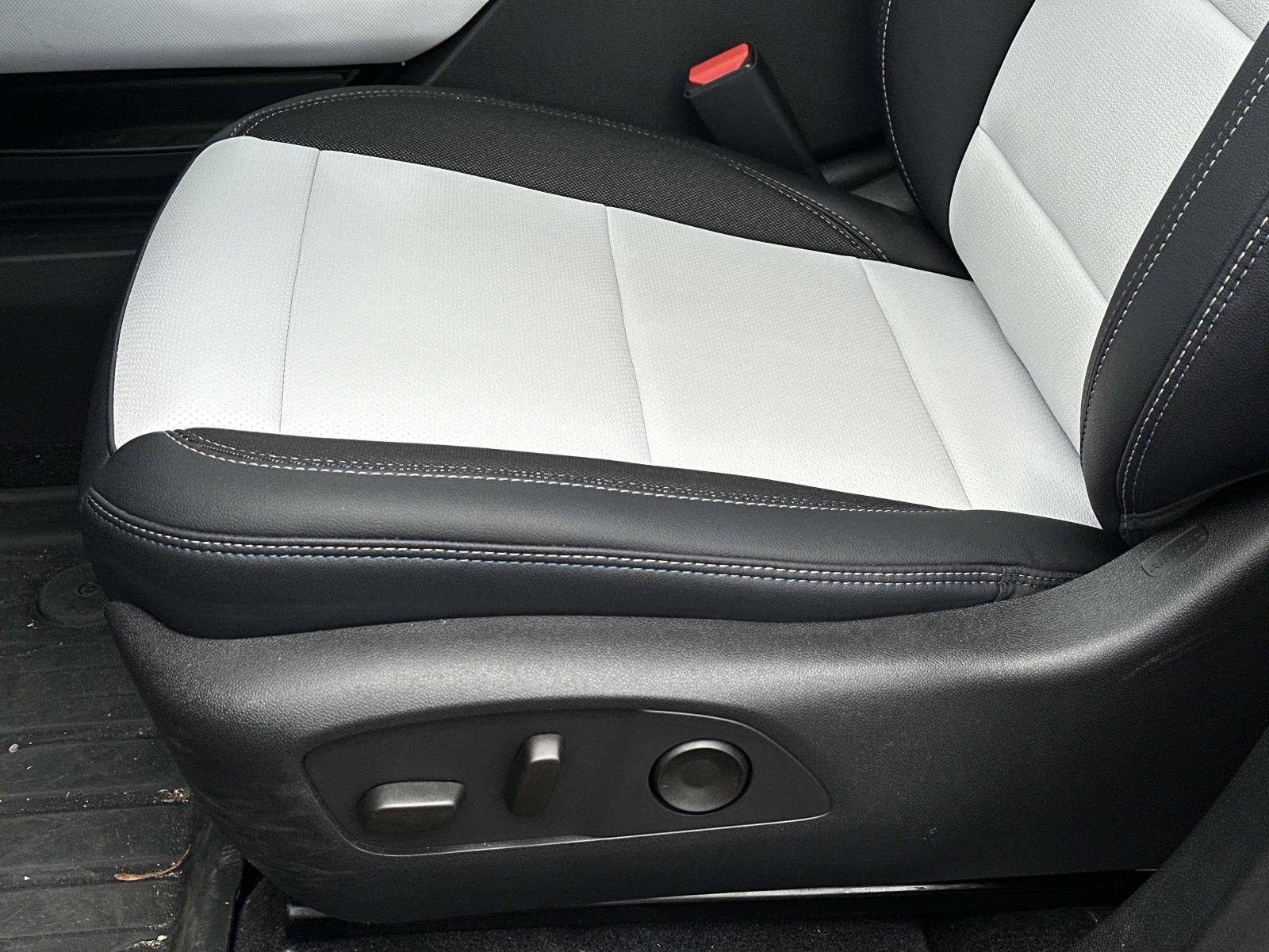 Used 2026 Chevrolet Equinox EV LT FWD image 16