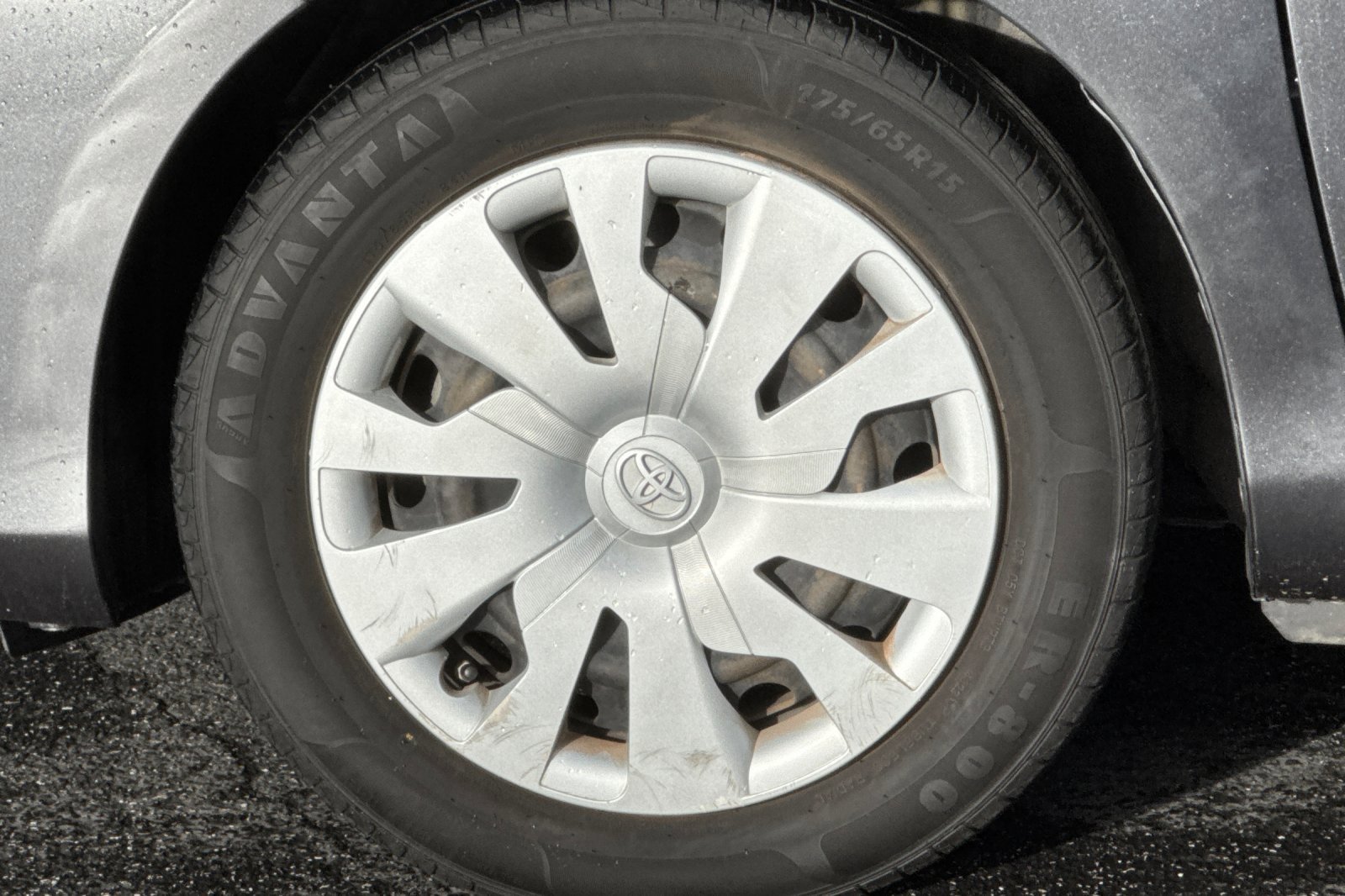 Used 2016 Toyota Yaris L image 12