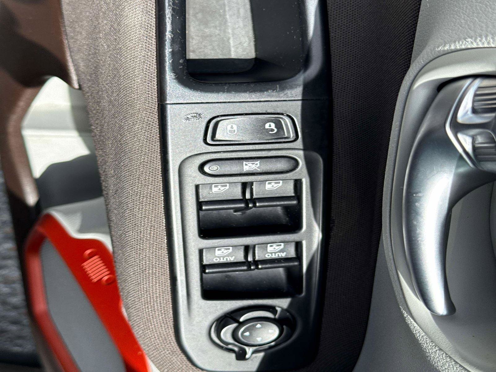 Used 2017 Jeep Renegade Latitude FWD image 17