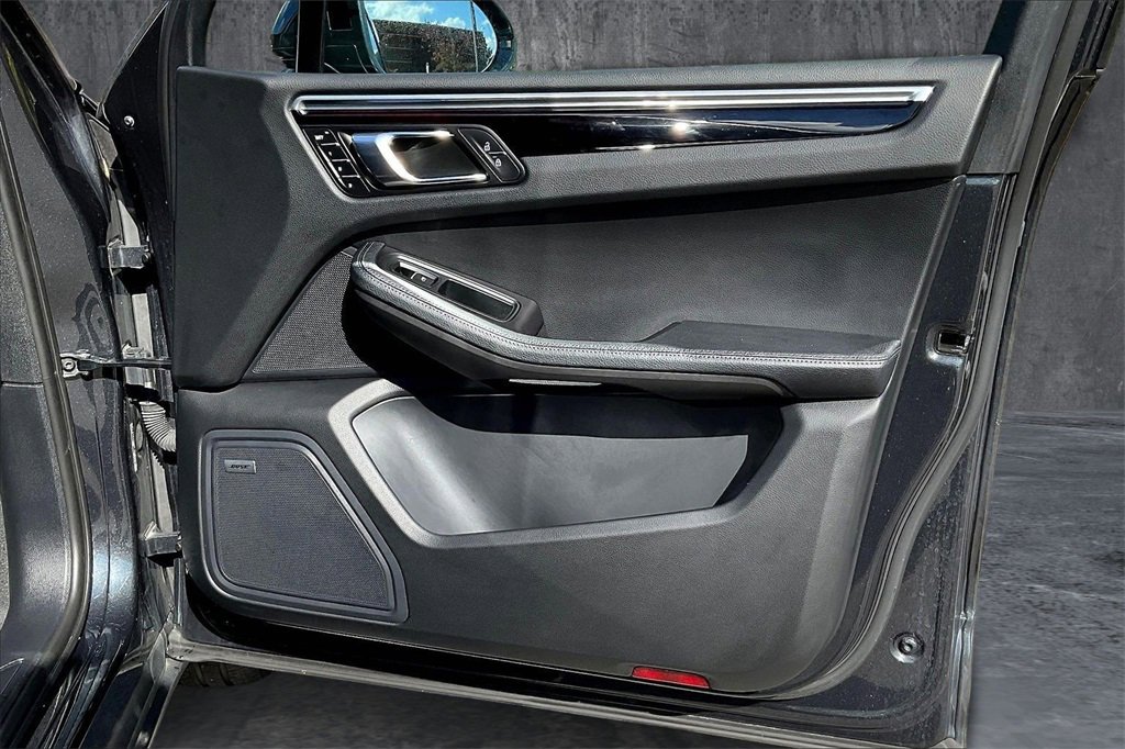 Used 2022 Porsche Macan Base image 28