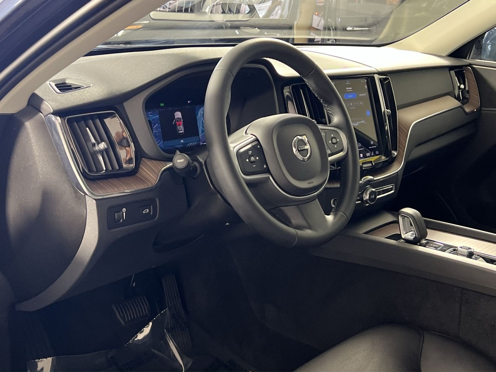 Used 2022 Volvo XC60 B5 Momentum w/ Climate Package FWD image 17