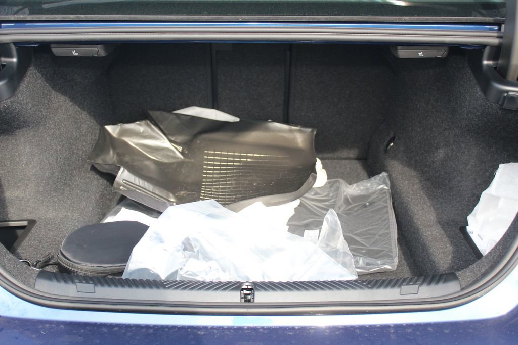 New 2026 BMW 530i xDrive w/ Convenience Package AWD/4WD image 8