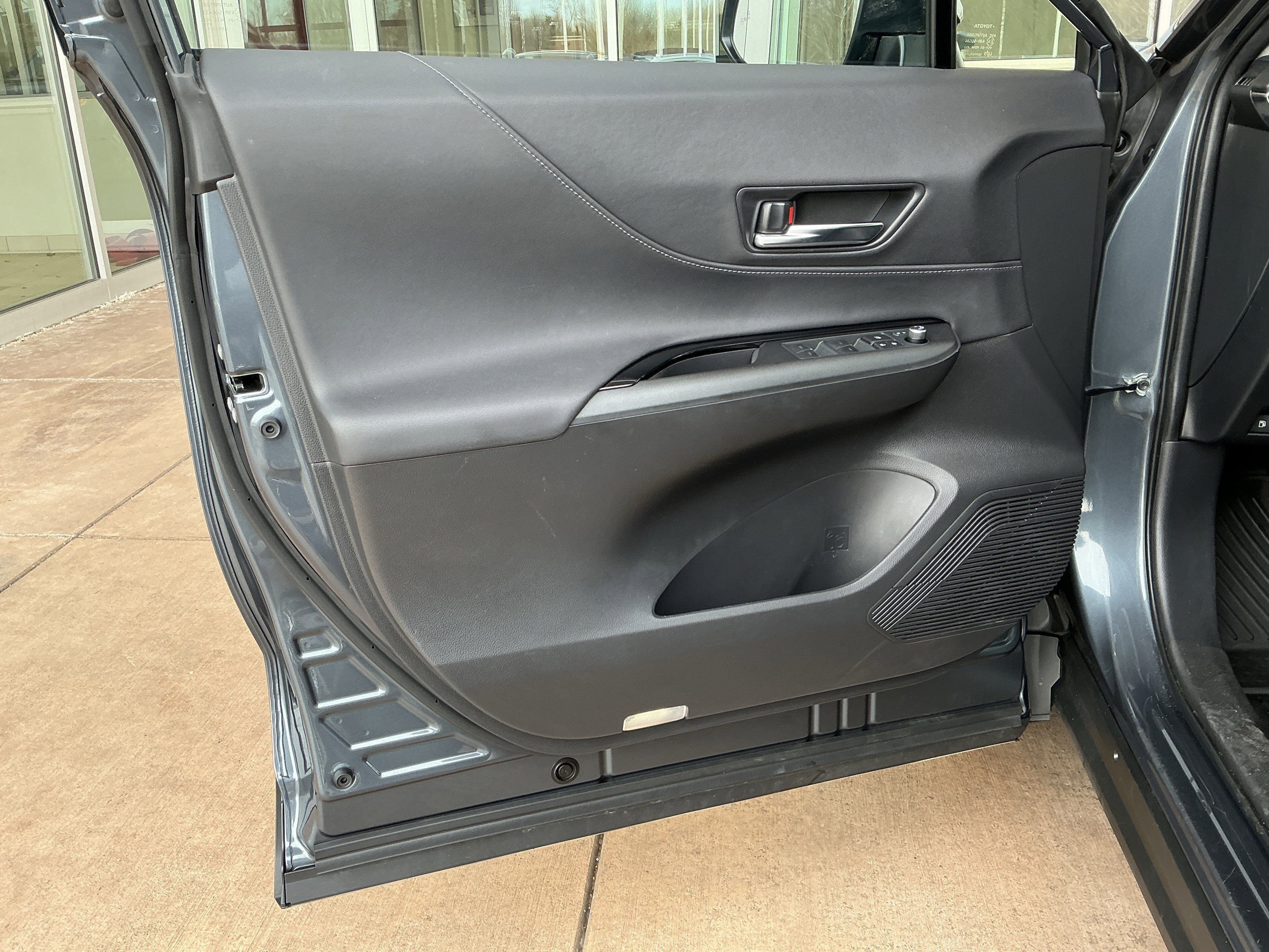 Used 2024 Toyota Venza LE image 14