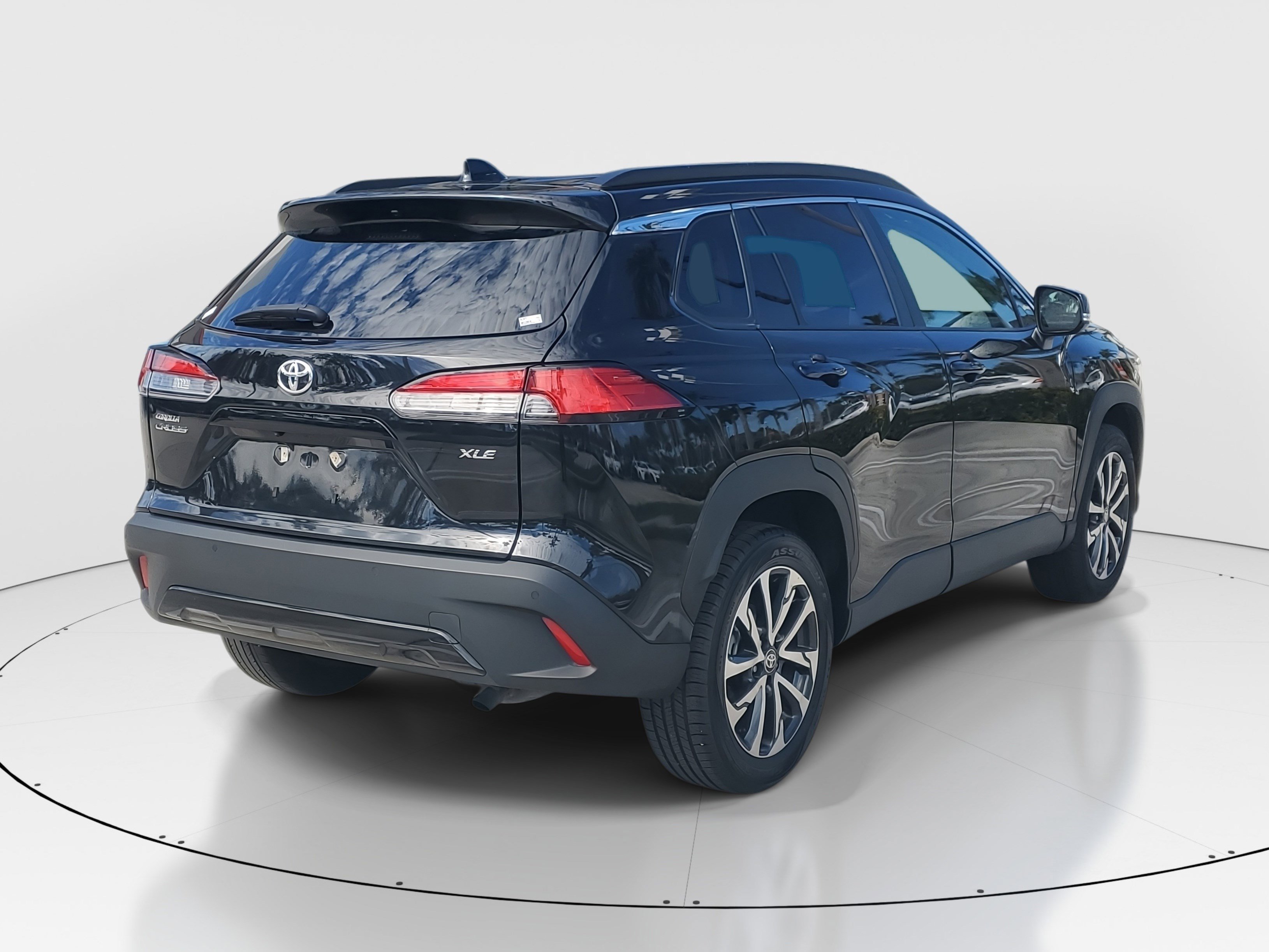 Used 2024 Toyota Corolla Cross XLE image 3