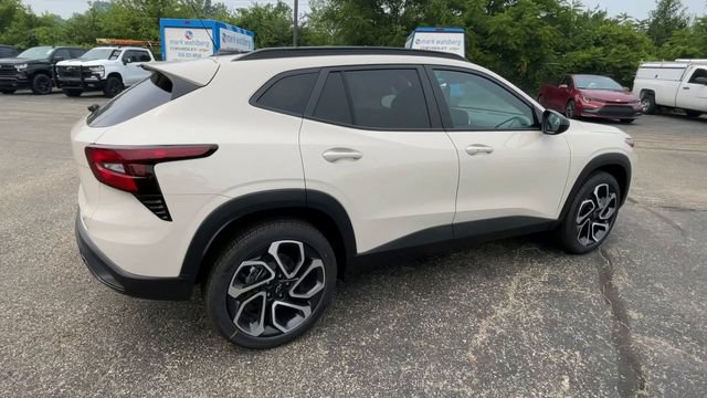 New 2026 Chevrolet Trax RS w/ Sunroof Package FWD image 2