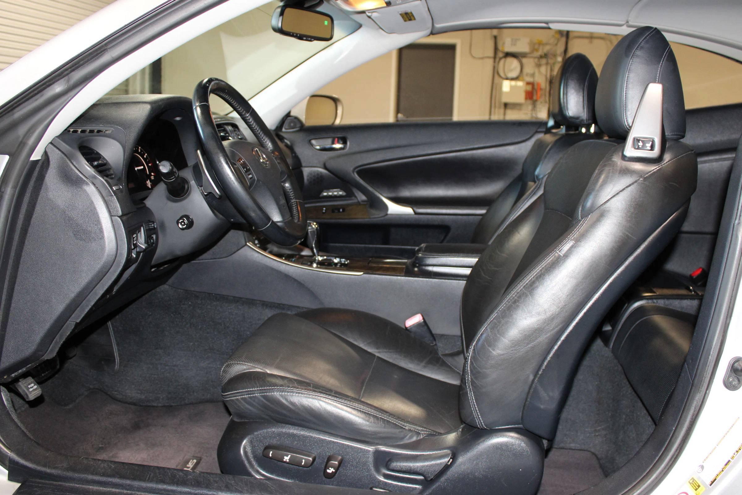Used 2010 Lexus IS 350C w/ Luxury Pkg RWD image 10
