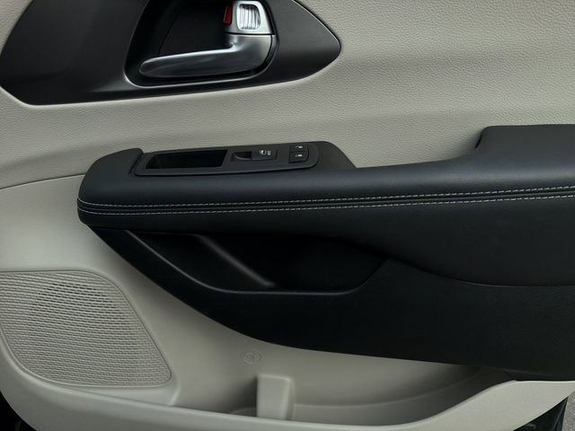 Used 2024 Chrysler Pacifica Touring-L image 35