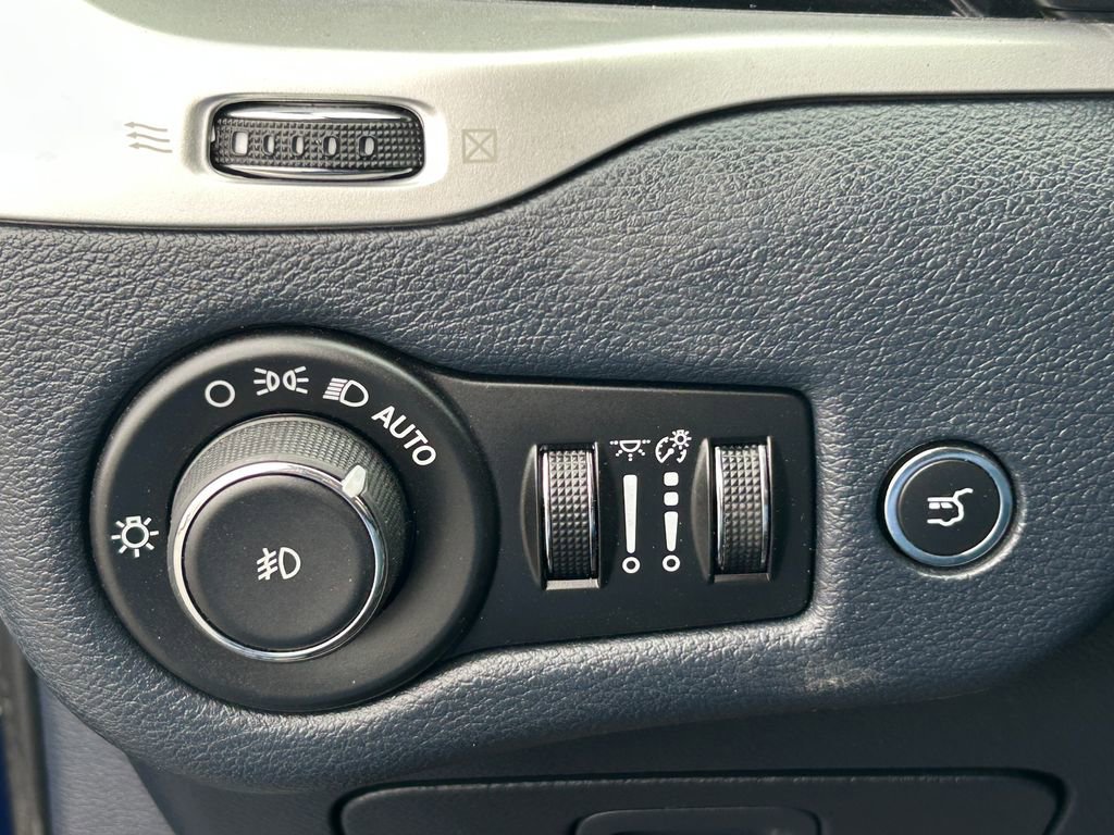 Used 2014 Jeep Cherokee Limited w/ Technology Group FWD image 25