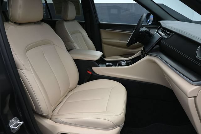 Used 2024 Jeep Grand Cherokee Limited AWD/4WD image 35