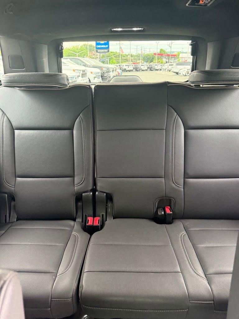 Used 2025 Chevrolet Suburban Premier AWD/4WD image 17