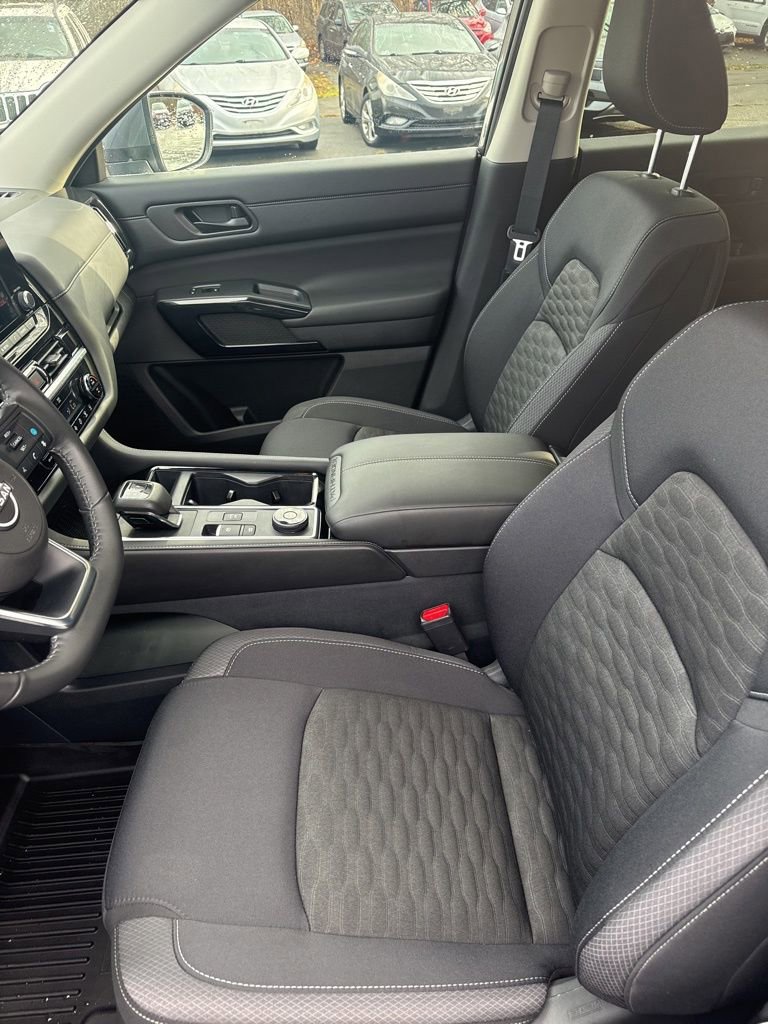 Used 2024 Nissan Pathfinder SV image 35