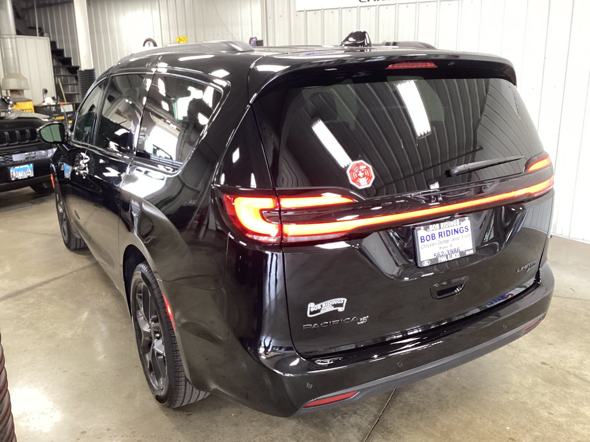 New 2027 Chrysler Pacifica Limited AWD/4WD image 3