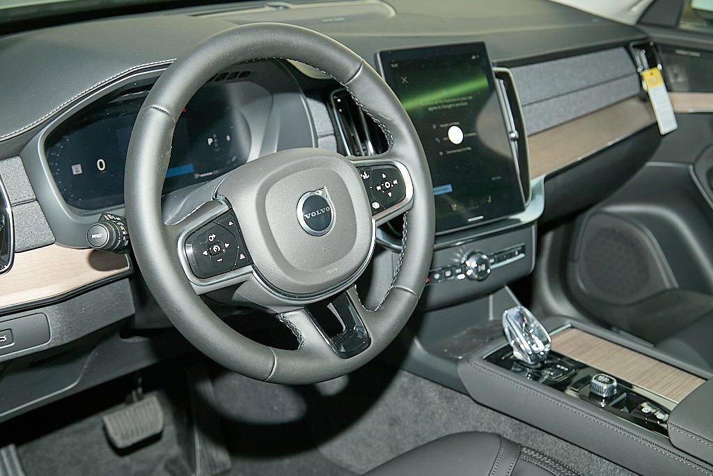 New 2026 Volvo XC90 B6 Plus w/ Protection Package image 13